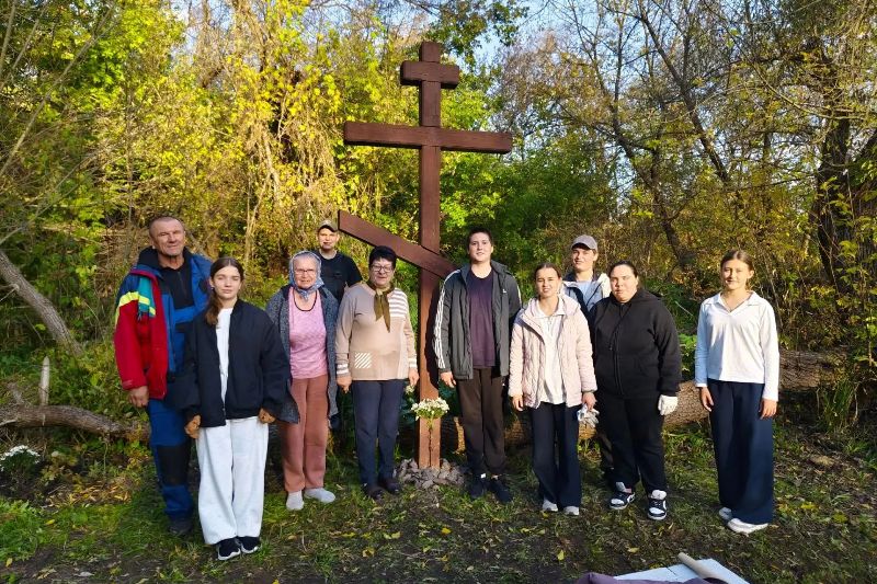 Молодежная группа Тихоновского соборного храма города Острогожска провела уборку на источнике во имя святителя Николая Чудотворца