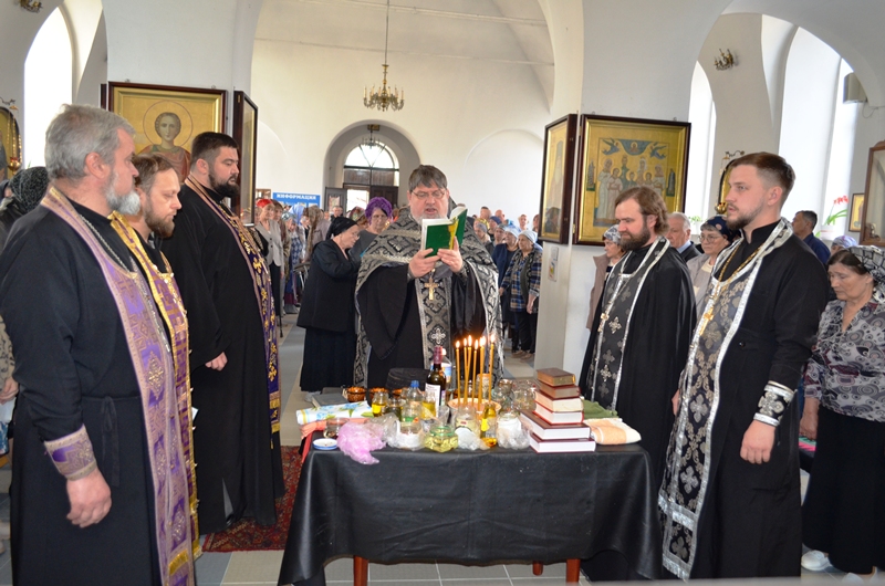 В Казанском храме города Павловска духовенство Павловского благочиния совершило Таинство Елеосвящения 