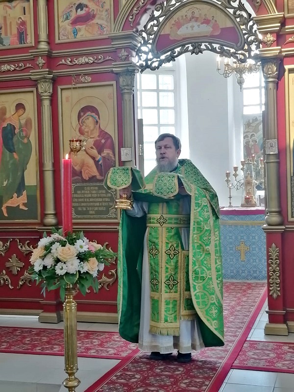 В храме Покрова Пресвятой Богородицы сл. Шапошниковка встретили день Святой Троицы