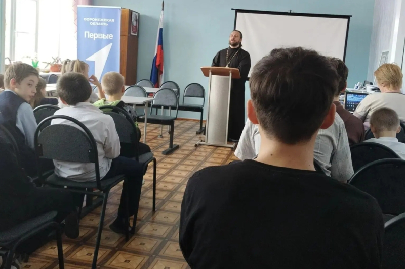 Слово пастыря: священник провел беседу о Рождестве и Крещении в Мужичанской СОШ Воробьевского района