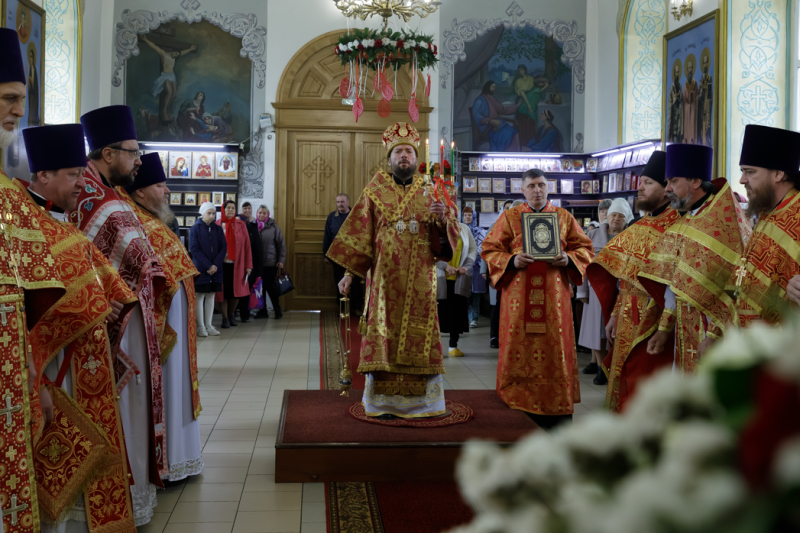 Глава Россошанской епархии совершил Божественную литургию в храме святого мученика Иоанна Воина города Богучар