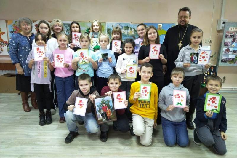 В воскресной школе Петропавловского храма состоялось занятие, посвященное Дню матери