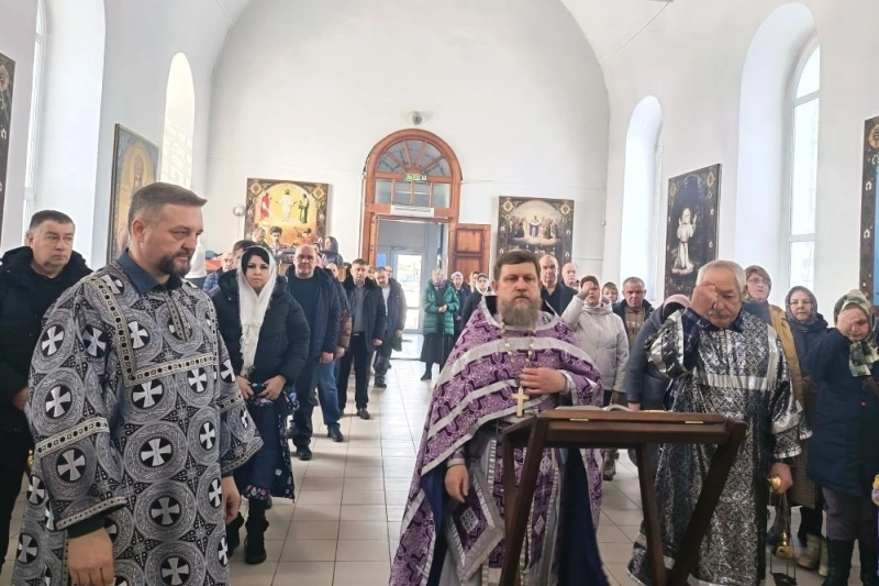 В Россошанском церковном округе совершили Литургии в день 50-летия архиерейской хиротонии Святейшего Патриарха и всея Руси Кирилла