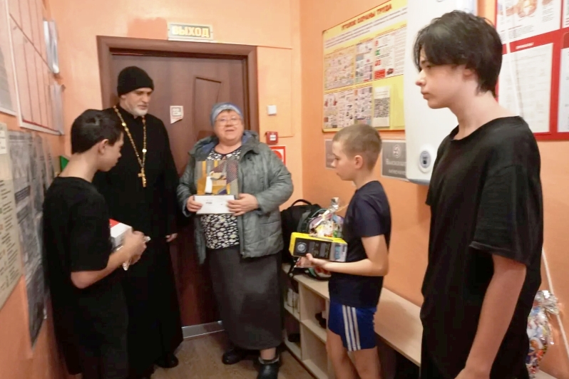 Священнослужитель поздравил детей с Рождеством Христовым в социально-реабилитационном центре для несовершеннолетних в селе Старотолучеево