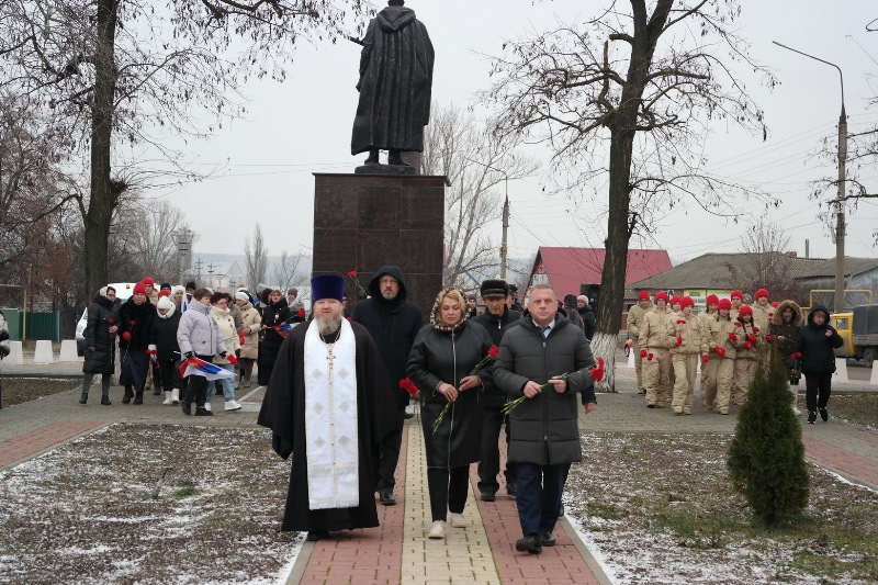 В с. Верхний Мамон священник принял участие в митинге, посвященном годовщине начала операции «Малый Сатурн»