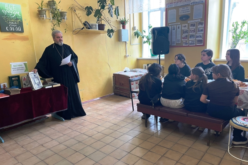В Петровском СДК священнослужитель провел мероприятие, приуроченное ко Дню православной книги