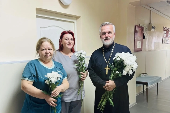 Руководитель епархиального медицинского поздравил православных женщин с днем жен-мироносиц