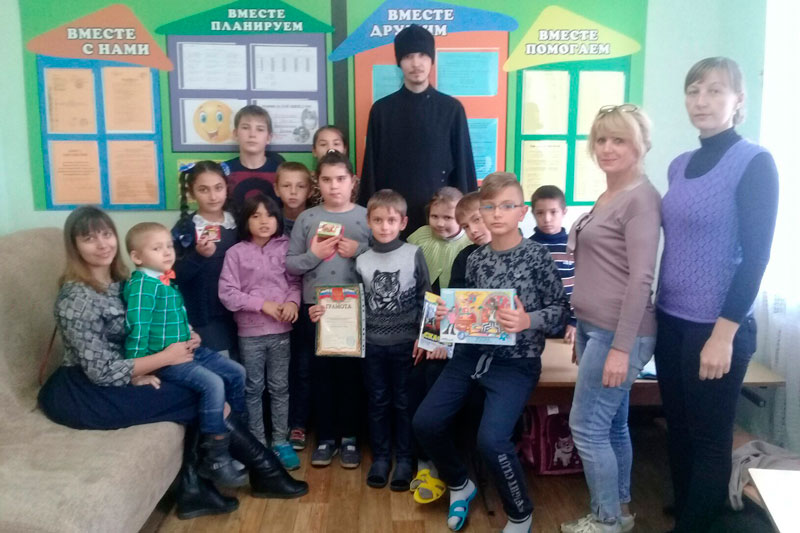 Диакон Дионисий Денисов  рассказал детям о празднике Покрова