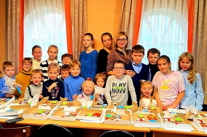 В Воскресной школе святителя Серафима (Соболева), архиепископа Богучарского прошел мастер-класс по росписи рождественских пряников