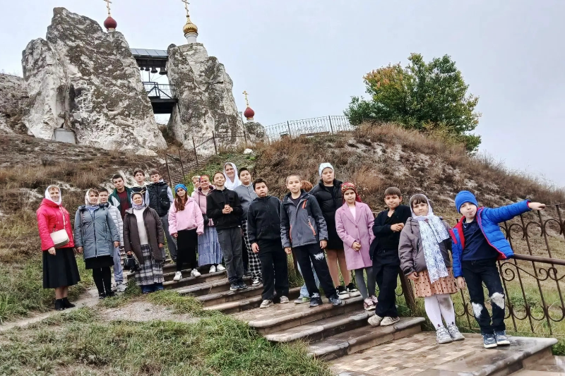 Состоялась паломническая поездка воспитанников воскресной группы и учащихся школы из села Воробьевка в Костомаровский Спасский монастырь