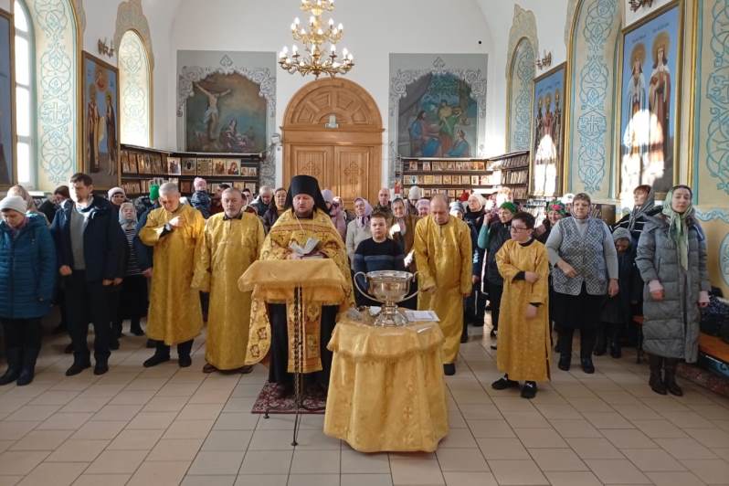 В канун гражданского Нового года благочинный Богучарского церковного округа совершил молебны в храмах
