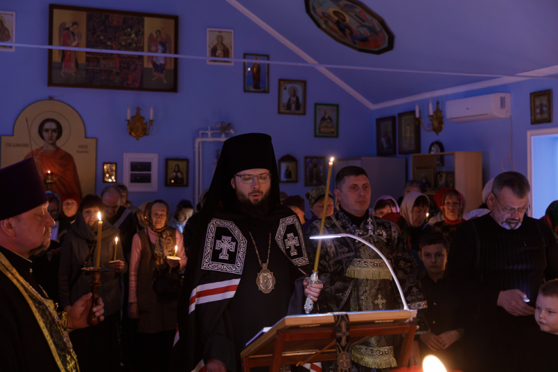 Архипастырь совершил повечерие с чтением Великого покаянного канона преподобного Андрея Критского в храме Рождества Пресвятой Богородицы города Россошь