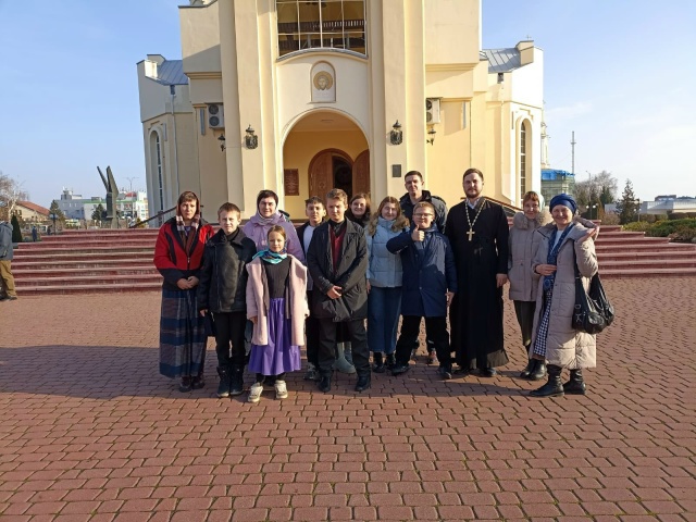 Молодежный актив Павловского благочиния посетил миссионерскую Божественную литургию в г. Россошь