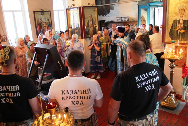 Жители Петропавловского райцентра встретили казачий крестный ход с чтимым образом Божией Матери «Избавительница от бед» (Ташлинская)