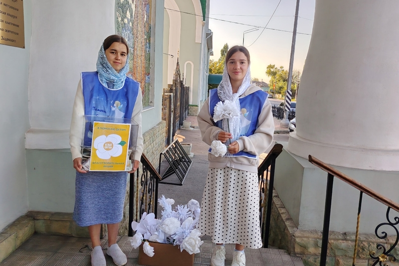 Доброта в каждом цветке: в храмах города Острогожска прошла благотворительная акция «Белый цветок»
