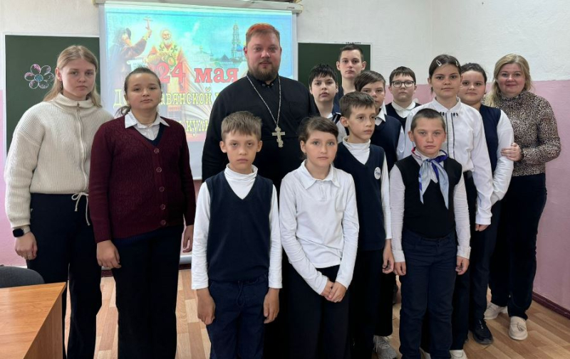 Школьники побеседовали со священником о Кирилле и Мефодии