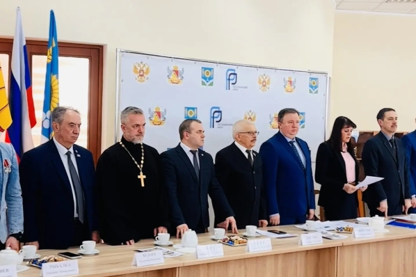 Клирик Россошанского благочиния посетил мероприятие, приуроченное к Международному женскому дню