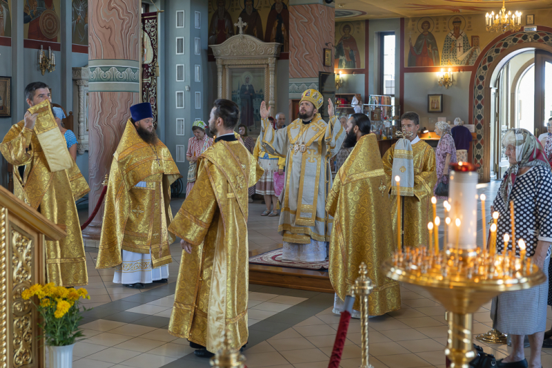 В праздник Крещения Руси епископ Дионисий совершил Божественную литургию в Свято-Ильинском кафедральном соборе города Россоши