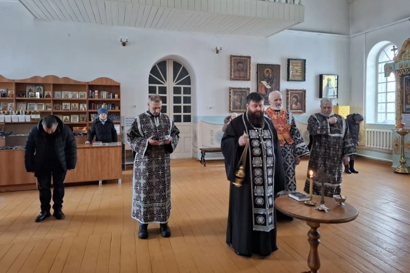 В День начала проведения специальной военной операции в Казанском храме поселка Каменка состоялась панихида