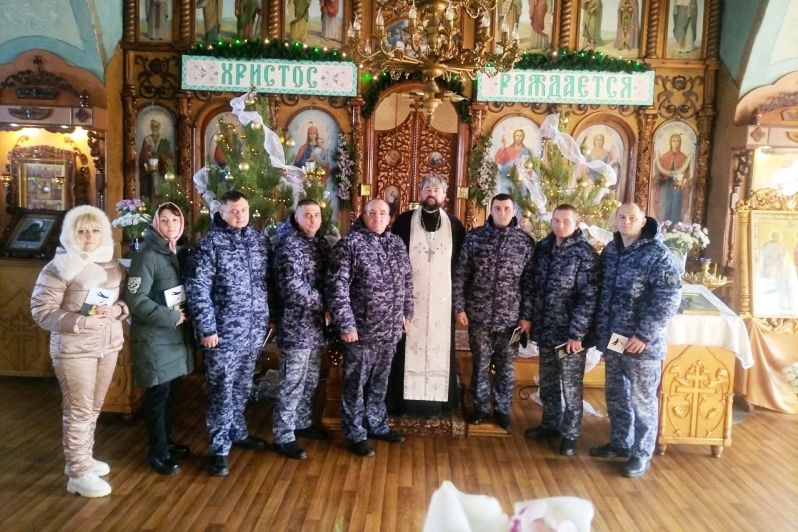 Сотрудники Росгвардии посетили Покровский храм города Павловска