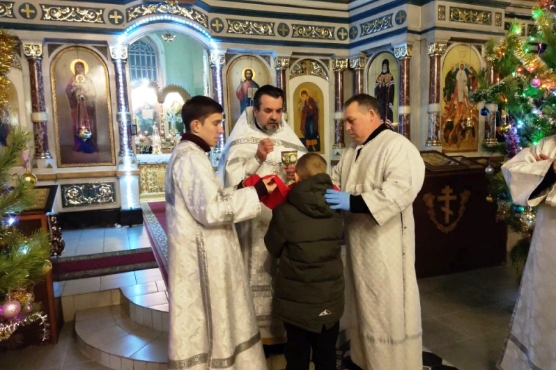 В Свято-Троицком храме поселка Кантемировка торжественно встретили Рождество Христово