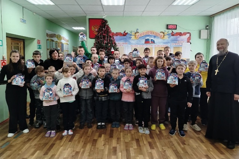 Клирик Калачеевского благочиния передал рождественские подарки воспитанникам Руднянской школы-интернат Воробьевского района