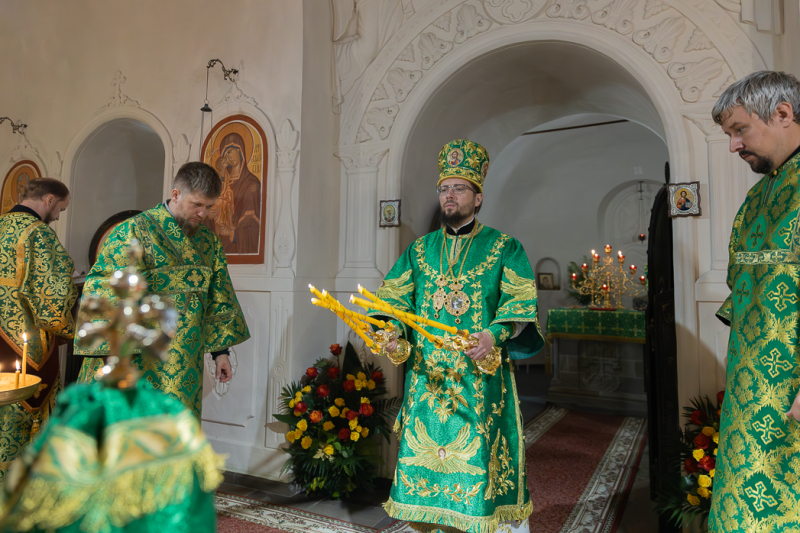 Преосвященнейший Дионисий в день памяти преподобного Серафима Саровского возглавил Божественную литургию в Костомаровском Спасском монастыре