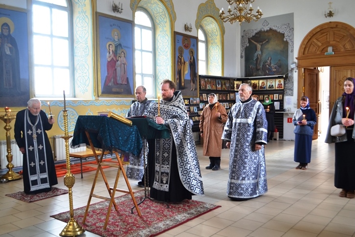Вечернее богослужение с чинопоследованием Пассии в храме св. мч. Иоанна Воина г. Богучара