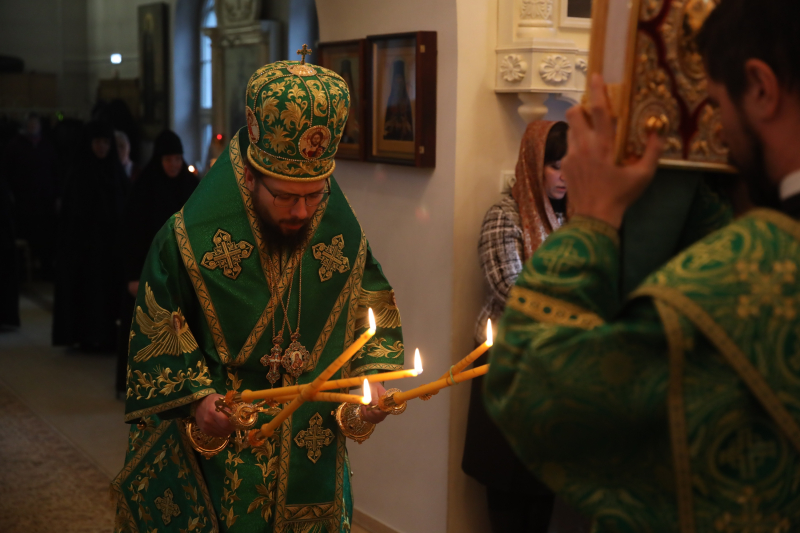 Епископ Россошанский и Острогожский Дионисий совершил Божественную литургию в Костомаровском монастыре