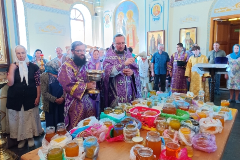 Праздник Изнесения Честных Древ Креста Господня молитвенно отметили в Тихоновском соборном храме Острогожска