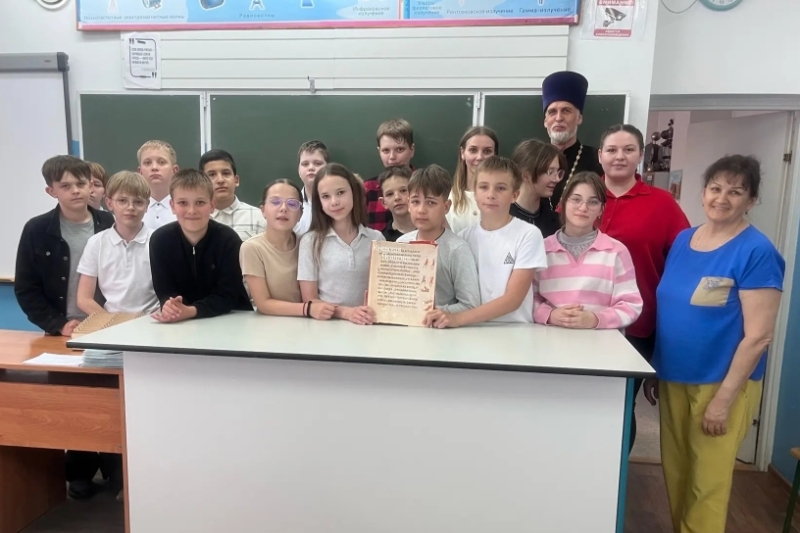 В Богучарской СОШ № 2 прошел классный час ко Дню славянской письменности со священником
