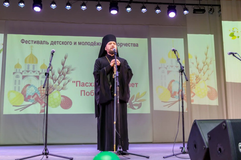 Преосвященнейший епископ Дионисий посетил фестиваль детского и молодежного творчества «Пасхальный свет Победы 2026» в РДК «Юбилейный» г. Калач