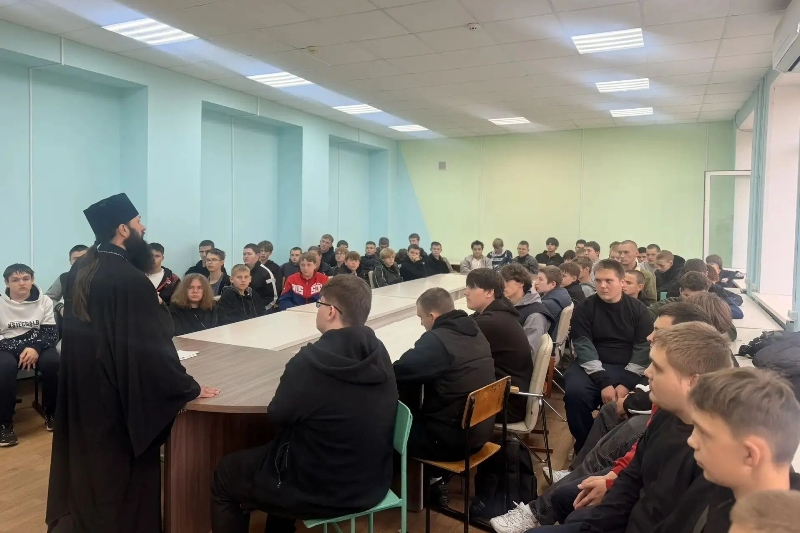 Ответственный по молодежной работе в Россошанском благочинии провел встречу со студентами