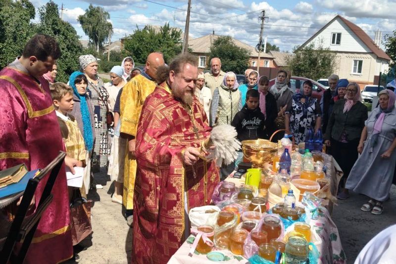 В храме Архистратига Божия Михаила города Острогожска состоялось праздничное богослужение, по окончании которого освятили мед