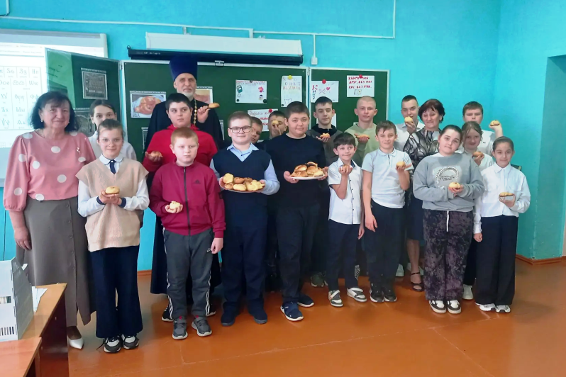 Помощник благочинного по миссионерскому служению принял участие в мероприятиях в МКОУ «Твердохлебовская ООШ»