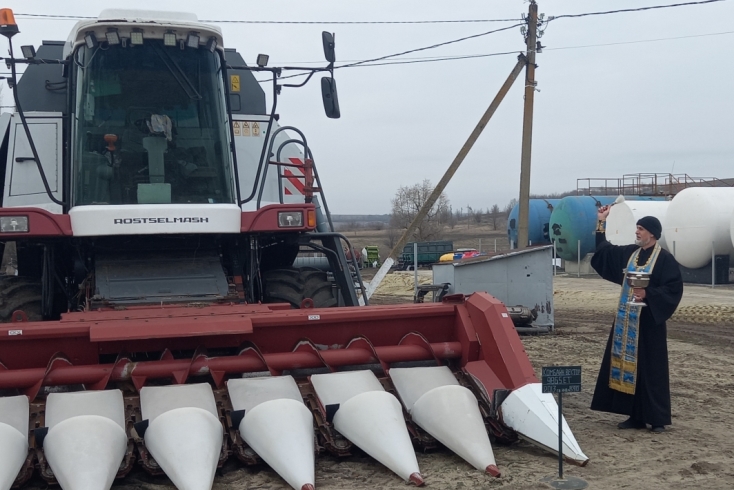 Визит священника на сельхозпредприятие «Агросоюз»: молебен на начало нового сельскохозяйственного сезона