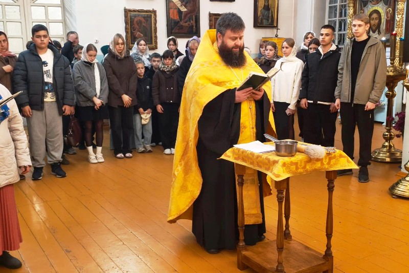 В Казанском храме Каменки совершен молебен о путешествующих перед поездкой школьников в Казань