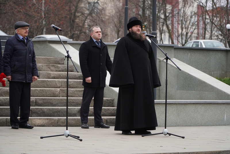 Секретарь Россошанской епархии принял участие в митинге, посвященном Дню Героев Отечества