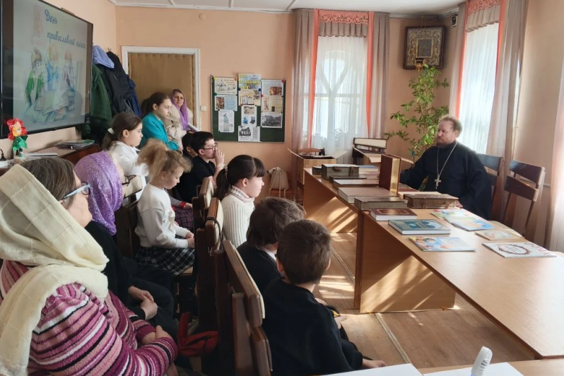 В г. Богучар в воскресной школе имени святителя Серафима (Соболева), архиепископа Богучарского, состоялся урок, посвященный Дню православной книги