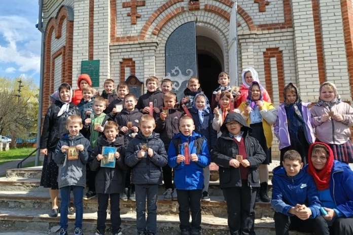 Ученики Каменской школы № 2 совершили экскурсию по храмовому комплексу Казанского храма