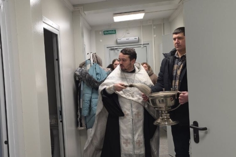 Священник совершил чин освящения вновь построенного медучреждения в селе Радченское