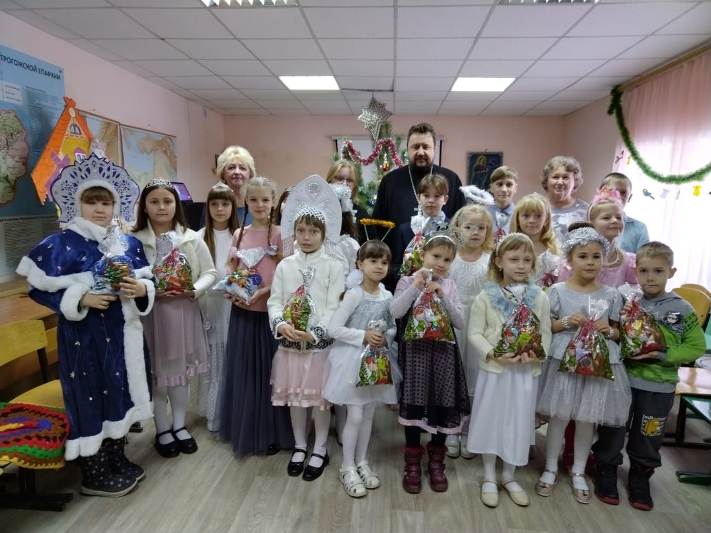 В Воскресной школе Петропавловского храма состоялся рождественский концерт