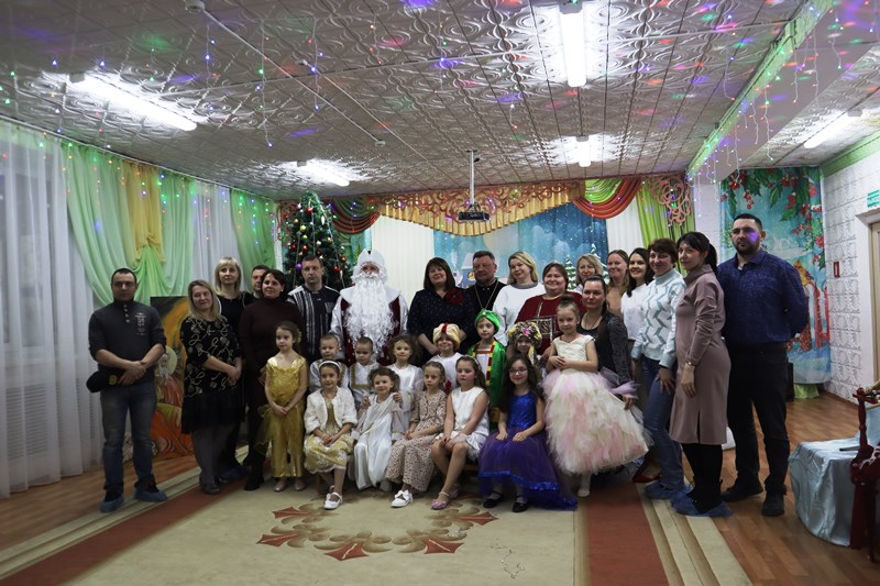 В святочные дни Рождества, священник совершил визит на праздничный концерт концерт группы № 7 в СОШ № 9