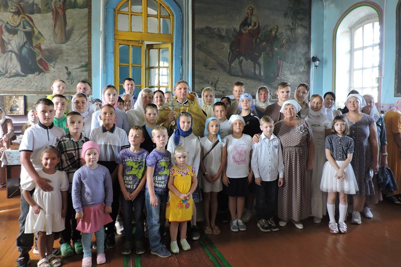 В Спасском храме села Ближняя Полубянка Острогожского района совершена Литургия и молебен о учащих и учащихся