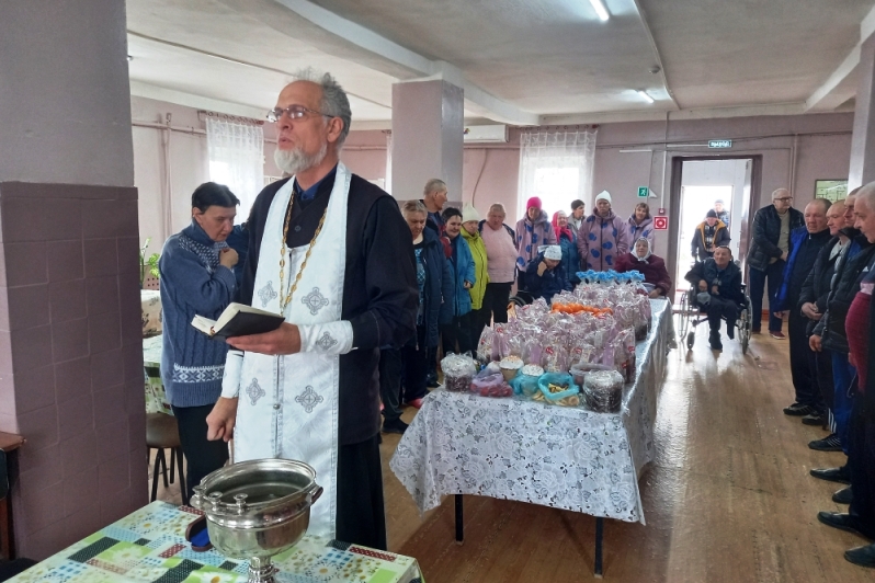 Священник совершил чин освящения пасхальной снеди в селах Богучарского района и в местном психоневрологическом интернате