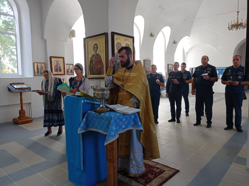 Сотрудники МЧС на молебне пред иконой Божией Матери "Неопалимая Купина"