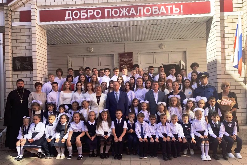 Настоятель храма преподобного Сергия Радонежского пгт. Подгоренский иерей Вячеслав Адамов благословил школьников на новый учебный год
