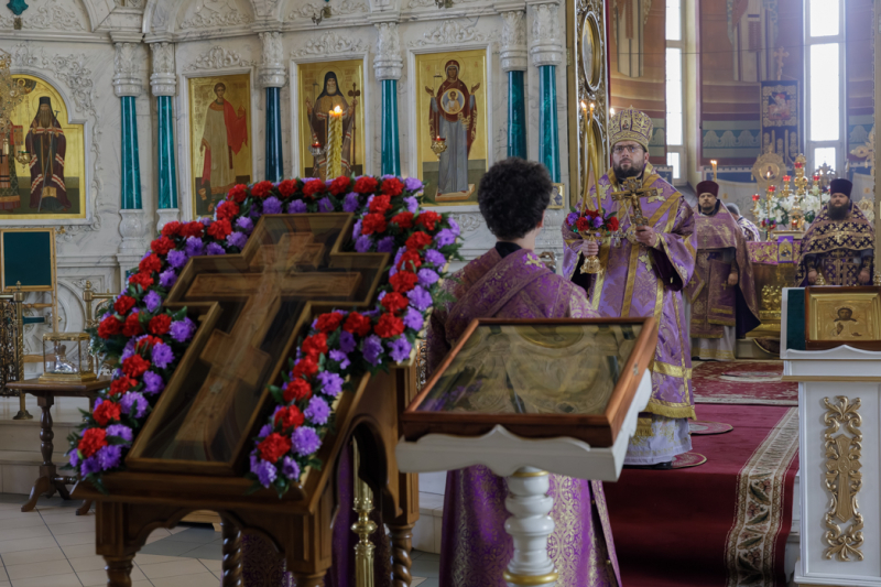 В праздник Воздвижения Креста Господня Правящий Архиерей совершил Литургию в Свято-Ильинском кафедральном соборе города Россоши