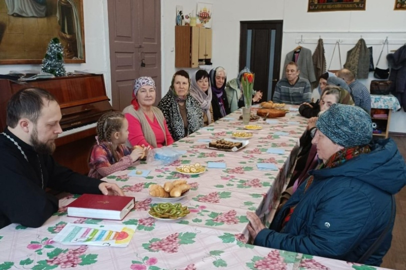В Михайло-Архангельском храме настоятель провел Евангельскую беседу с прихожанами