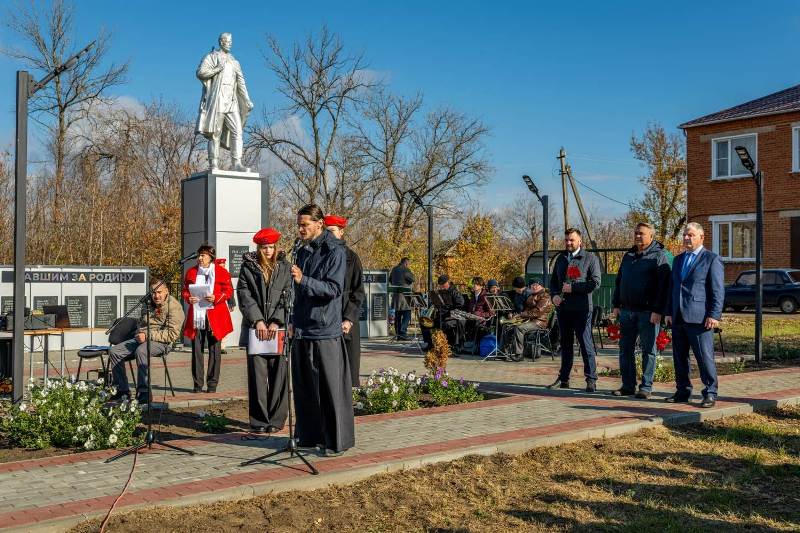 Клирик Калачеевского церковного округа принял участие в открытии мемориальных досок в поселке Калачеевский